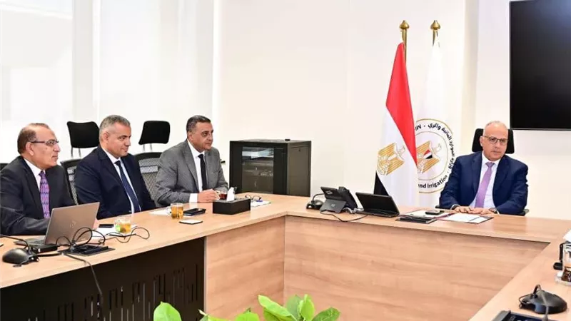 سويلم يبحث مع «المقاولون العرب» مشروعات حماية الشواطئ وتأهيل المنشآت المائية