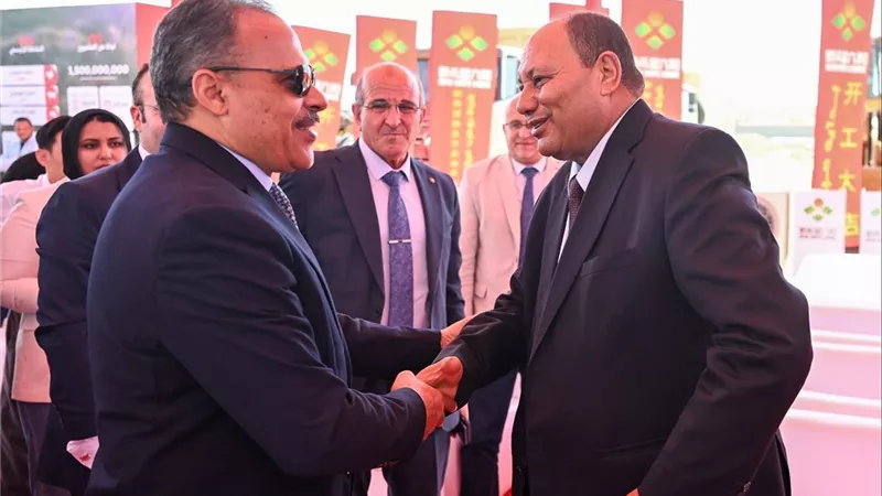 بتكلفة 30 مليون دولار.. محافظ الشرقية يضع حجر أساس مشروع صيني لتكنولوجيا الزراعة بالعاشر من رمضان