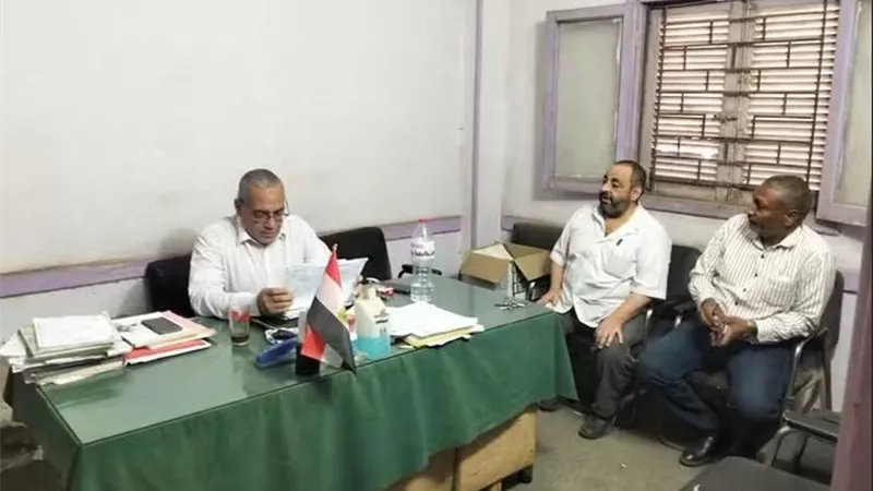 وكيل زراعة سوهاج يتفقد توزيع الأسمدة في جولة مفاجئة بالإدارة الزراعية بساقلته