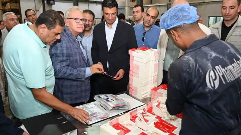 وزير الصناعة يتفقد 