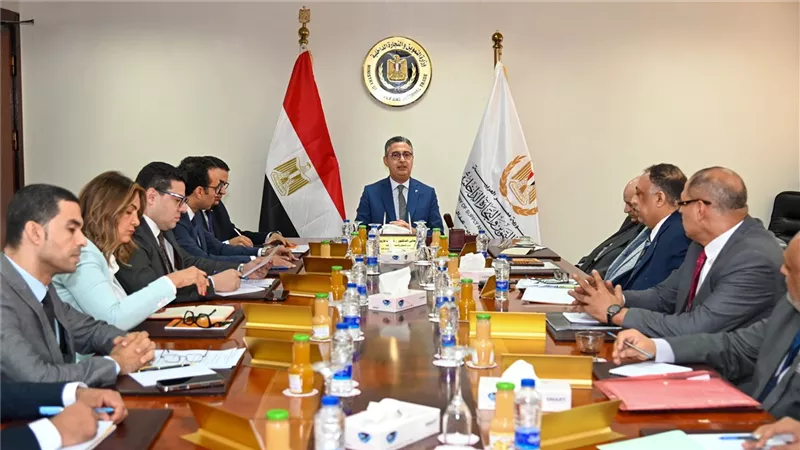 وزير التموين يتحرك لضبط سوق الدقيق والخبز.. بحث تكلفة السياحي والفينو وتأمين إمدادات القمح