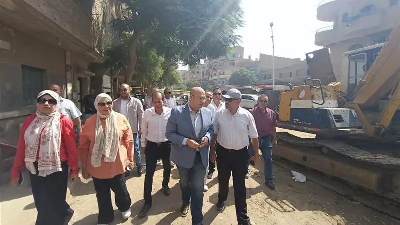 نائب محافظ الجيزة يتابع ميدانيًا أعمال ربط مشروع الصرف الصحي لقريتي منيل شيحة وطموه
