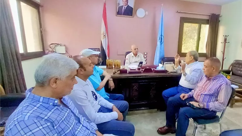 وكيل زراعة أسيوط يفتح ملف خصوبة التربة وتدوير المخلفات الزراعية مع خبراء مركز البحوث