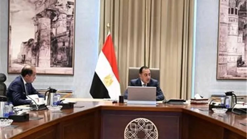 رئيس الوزراء يتابع موقف سداد مستحقات محصول قصب السكر للمزارعين