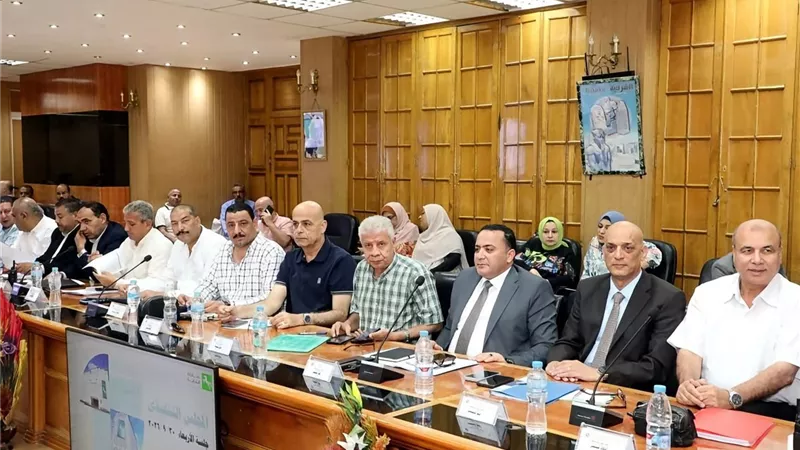 محافظ الشرقية يوجه بمنع حرق قش الأرز ومتابعة أعمال إعادة تدويره