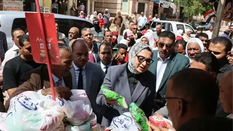 محافظ الوادي الجديد تطلق مبادرتين لخفض أسعار السلع الغذائية بمركز بلاط