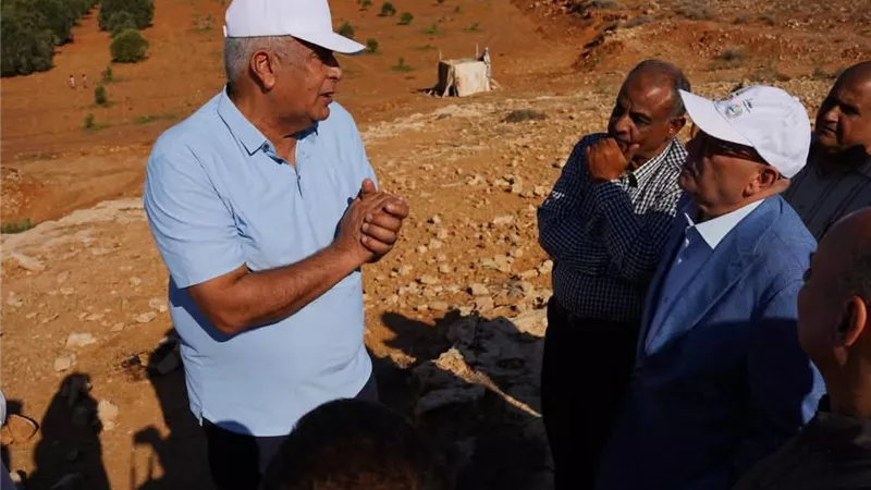 بحوث الصحراء.. محافظ مطروح يتفقد مشروعات حصاد مياه الأمطار بوادي ماجد ووادي الرمل
