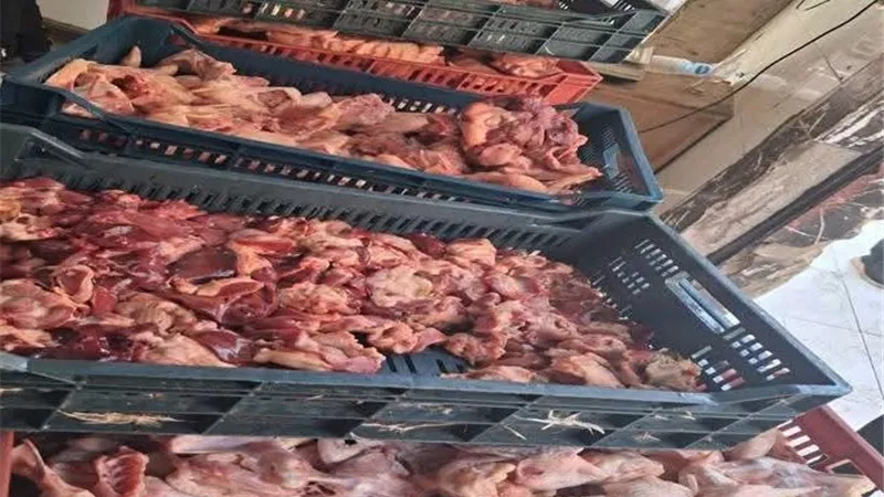 تموين القاهرة تضبط 1055 كجم لحوم ودواجن و6 آلاف زجاجة مياه غازية