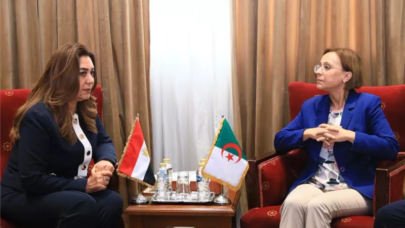 وزيرة التنمية المحلية والبيئة تبحث مع نظيرتها الجزائرية سبل التعاون في مجالات إدارة المخلفات وحماية الطبيعة