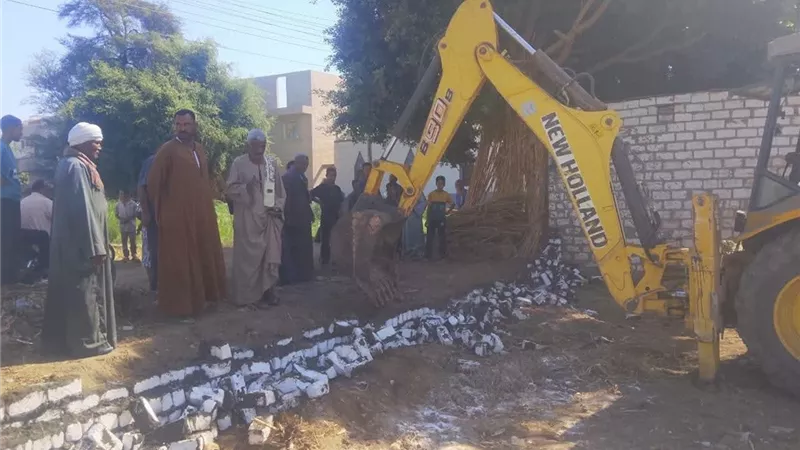 الأرض الزراعية خط أحمر.. إزالة 4 حالات تعدٍ في المهد بسوهاج