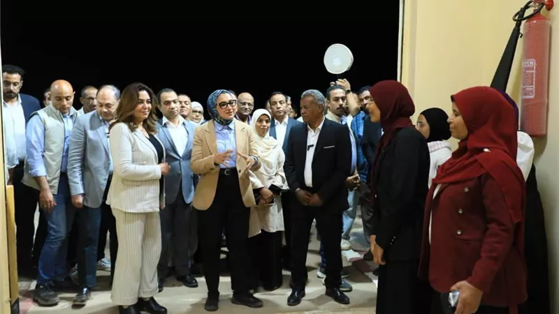 وزيرة التنمية المحلية ومحافظ الوادي الجديد ورئيس هيئة تنمية الصعيد يفتتحون مجمع الصناعات الحرفية بقرية مرزوق