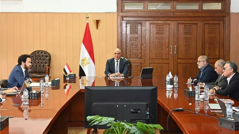سويلم يبحث مع البنك الأوروبي تسريع مشروعات مصرف كيتشنر وحماية الشواطئ وتأهيل محطات الرفع
