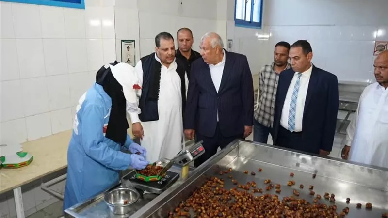 محافظ مطروح يتابع تصنيع تمور سيوة.. خطة لزيادة القيمة المضافة وتعزيز القدرة التنافسية بالأسواق