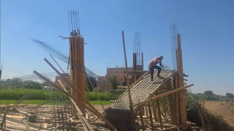 زراعة الجيزة تزيل أعمدة وسملات خرسانية مخالفة على مساحة 150 مترًا بسقيل