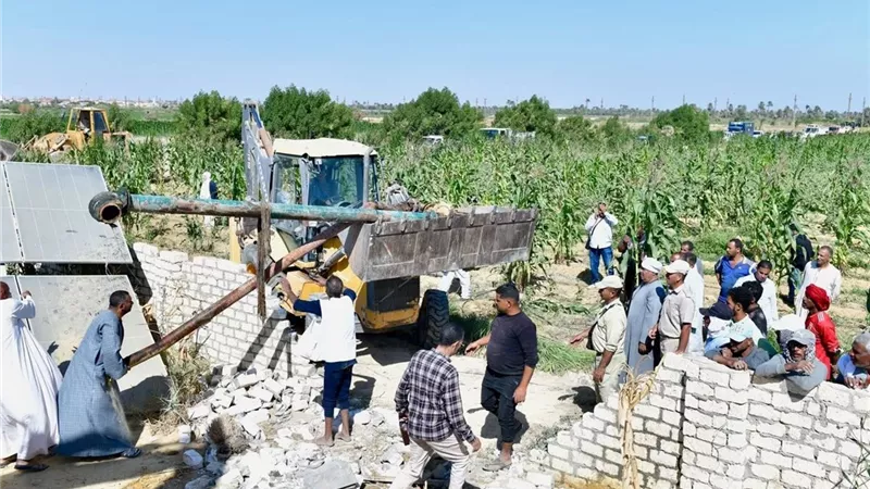 حملة مكبرة لإزالة التعديات على بحر البنات بالفيوم ومصادرة 9 ماكينات ري ومواتير كهرباء مخالفة
