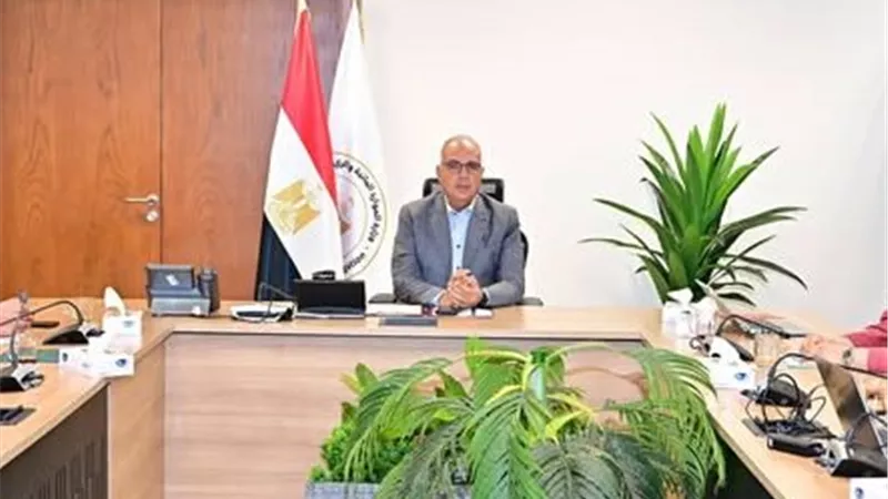  وزير الري يوجه بتكثيف الرقابة على المشروعات المقامة على أملاك الوزارة