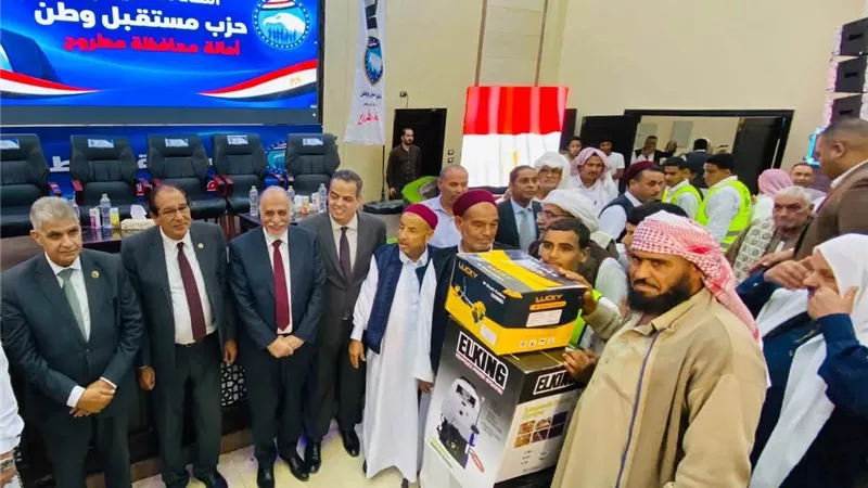 «مستقبل وطن» يسلم معدات زراعية وأجهزة ري حديثة لمزارعي مطروح