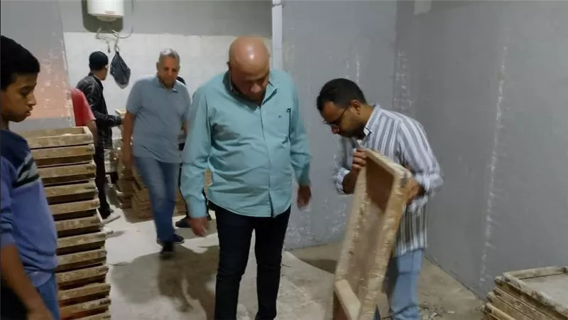 أسيوط تضرب مخالفات الأسواق والمخابز.. تحرير 362 محضرًا وضبط سلع فاسدة ومدعمة قبل بيعها للمواطنين