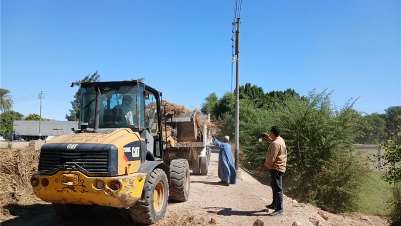 رفع 60 طنًا من نواتج تطهير مصرف كوبري المستعمرة بأسيوط للحفاظ على البيئة 
